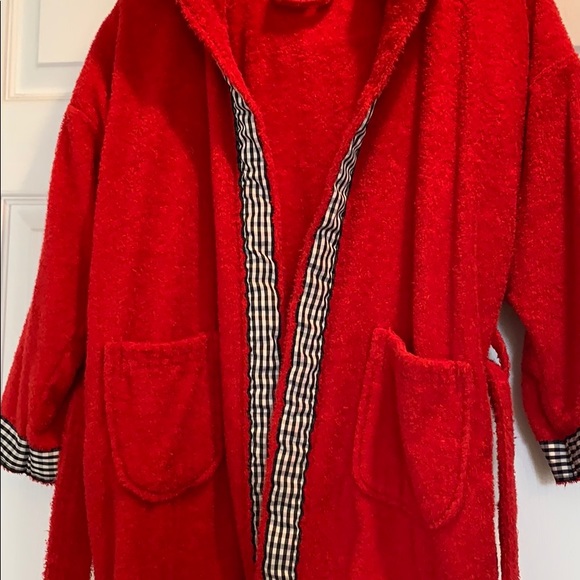 Red hooded robe. Smoke & pet free home - Picture 2 of 13